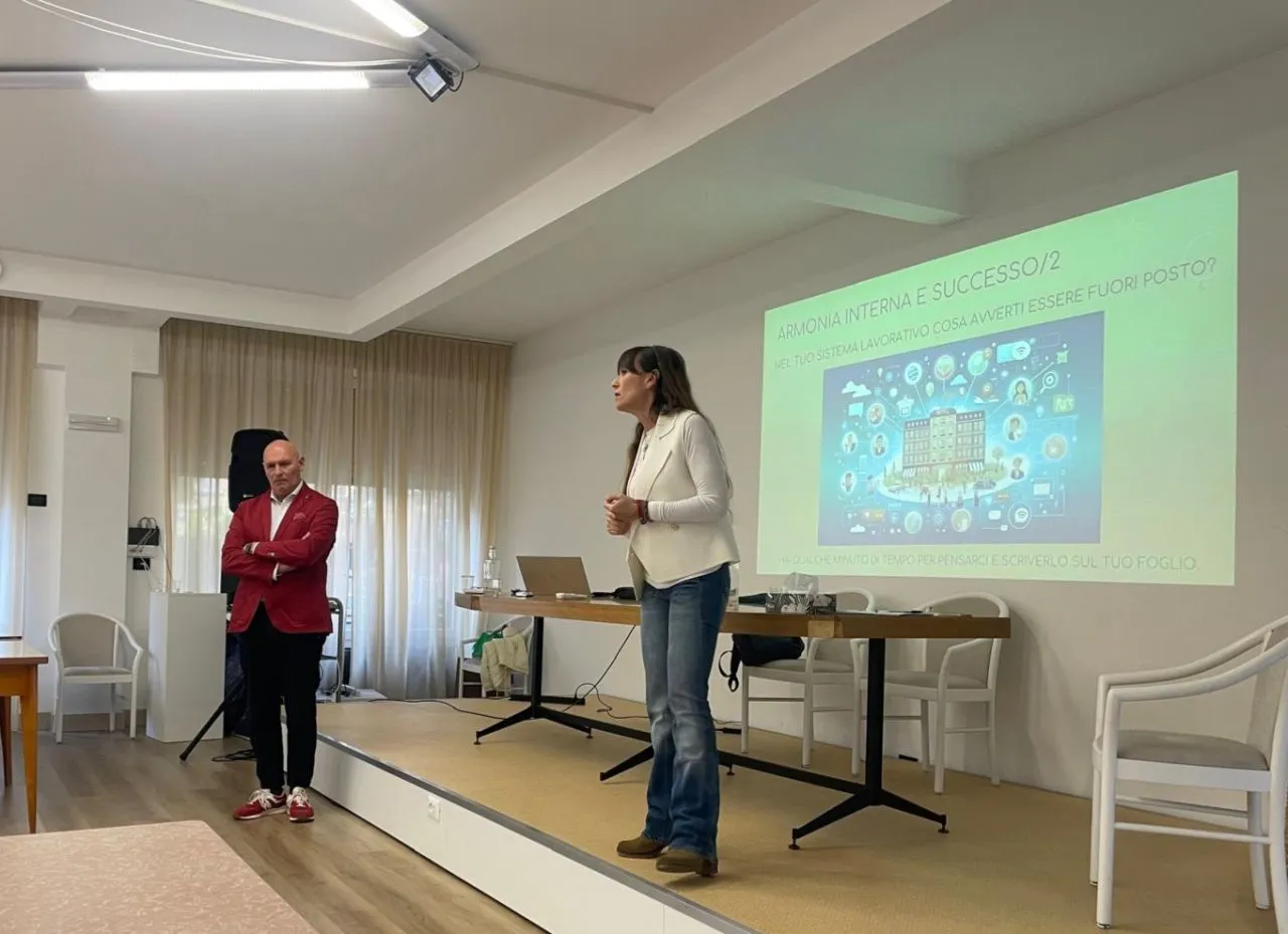 Il primo workshop italiano per albergatori: Denaro, famiglia e le radici invisibili del successo economico. Le costellazioni sistemiche per hotel a Pietra Ligure